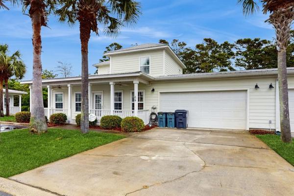 Bright Townhome With Patio Fenced Yard & Pool - Near Shops And Dining - Miramar Beach, FL