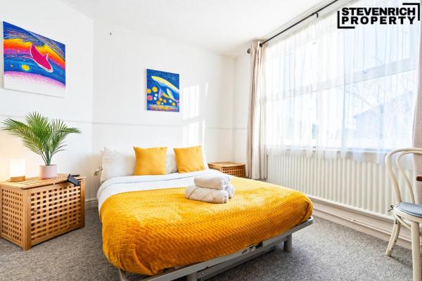 Group Stays, 4 Bedroom, Spacious Home In Bs4, Van & Car Parking, Sleeps 7 - Bristol