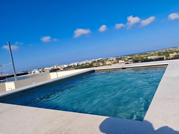 På billedet ses objektet Skyline Court Boutique Apartments with Pool beliggende i byen Għaxaq.