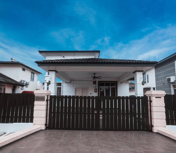 Homestay Anjung Seri Songket, Private Pool, Bbq & Spacious House - Alor Gajah