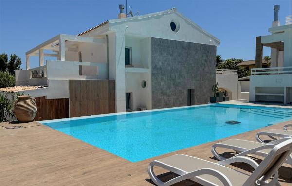 Awesome Home In Crotone With Private Swimming Pool, Can Be Inside Or Outside - Crotone