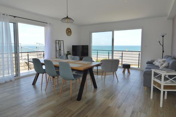 L'horizon, Vue Imprenable, Accolé à Un Bunker - Arromanches-les-Bains