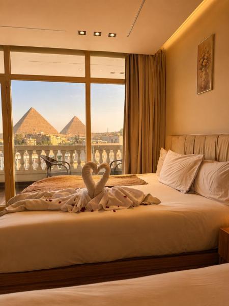 A la foto es mostra l'objecte Roone pyramids view inn situat a la ciutat de El Caire.