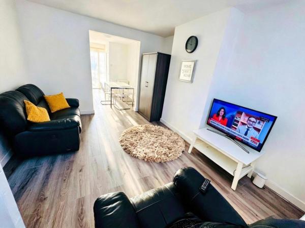 The Heath Haven- Morden 4 Bedroom House Near Station High Street, Free Parking Wifi - Romford