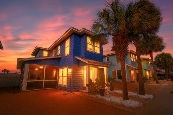 Salty Waves | Beach Cottage, Walk To Beach, Pool, Fenced Yard & Grill - Port Aransas, TX