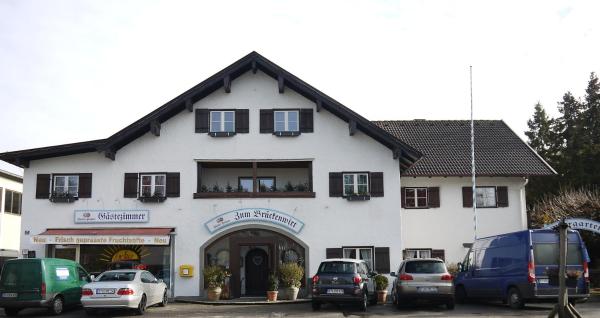 Na zdjęciu widoczny jest obiekt Landgasthof zum Brückenwirt położony w mieście Starnberg.
