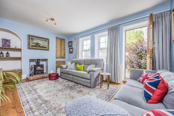 Number 2 Admiralty Cottages - Pass The Keys - Portsmouth
