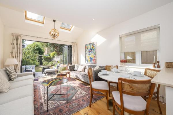 Stylish Surbiton Home 7-min Walk To Station - Pass The Keys - 엡솜