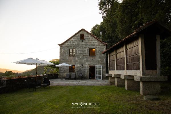 A la foto es mostra l'objecte Casa da Mena - Casa de Campo no Caramulo situat a la ciutat de Levide.