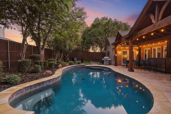 5bd 2ba W Backyard Oasis Pool Jacuzzi Firepit - Corinth, TX