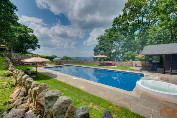 Luxury Tudor Estate | Pool, Spa And Valley Views - 누렘버그