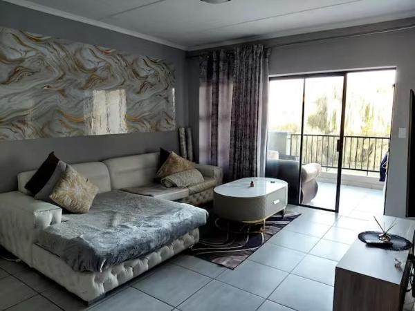 Kikuyu 3br Gem, Sunset Balcony And Track Views - Edenvale