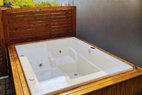 På billedet ses objektet SPA-AC-BBQ-Casa Container-Cozinha Completa beliggende i byen Florianópolis.
