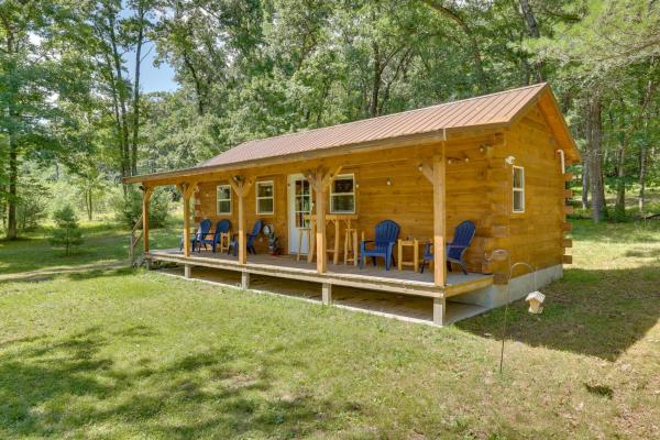 Near Trails, Lakes, Parks! Country Cabin - Wisconsin