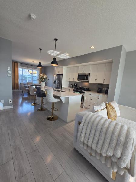 Modern Cozy Home With Backyard -Near Airport - Calgary
