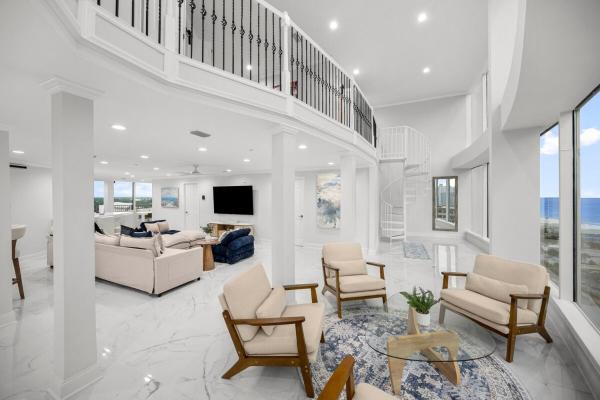 Emerald Coast Penthouse Luxury Walk To Beach - Panama City Beach, FL