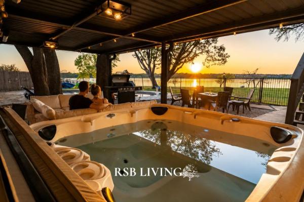Lakefront Luxe 5br 2bath Home With Pool & Hot Tub - Dallas, TX