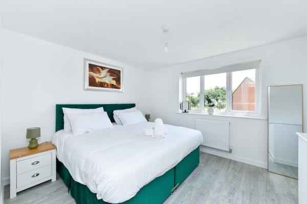 2 Bed Home Between City & Countryside With Parking - Nottingham
