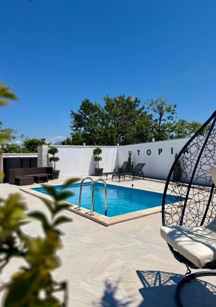 A la foto es mostra l'objecte Utopia Inn უტოპია ინნ situat a la ciutat de Charnali.