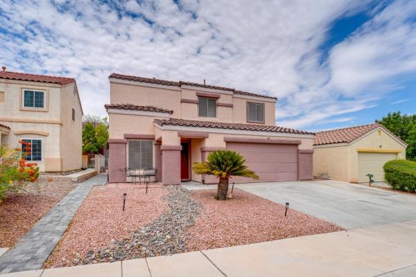 Large Backyard & Fire Pit! Las Vegas Family Home - Las Vegas, NV