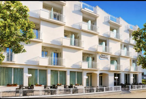 På billedet ses objektet Hotel Favorita Easy Stay B&B beliggende i byen Cesenatico.