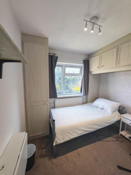 Standard Single Room With Shared Bathroom - Ruislip