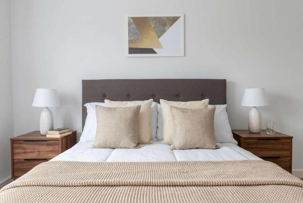 Sleek 2br Birmingham Pad With Balcony Views - Birmingham Airport (BHX)
