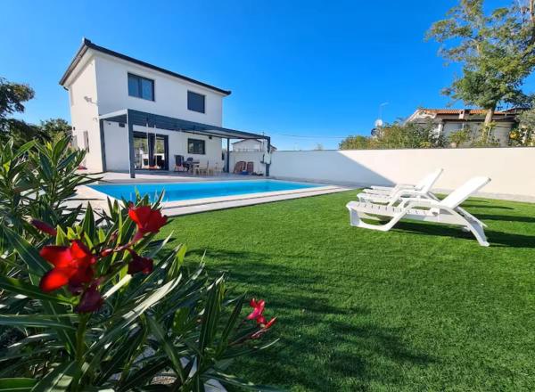 Two-storey House With Pool In Village Of Trika - Umag