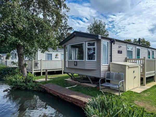 Cosy 8 Berth Caravan With Decking And Lake-views At Weeley Bridge Ref 69001lv - Suffolk