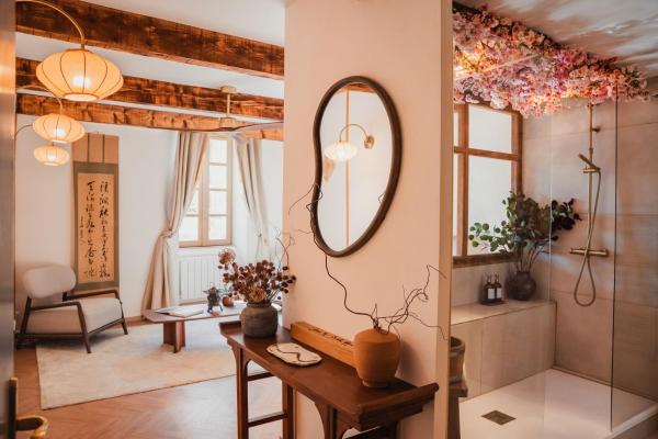 På billedet ses objektet Suite Kyoto, experience Japonaise & shower spa XXL au coeur d'Uzès beliggende i byen Uzès.