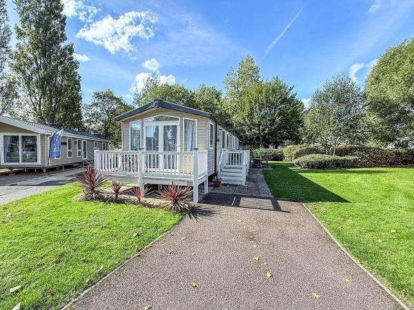 Beautiful 8 Berth Caravan With Decking At Haven Hopton Beach Ref 80011b - Beccles