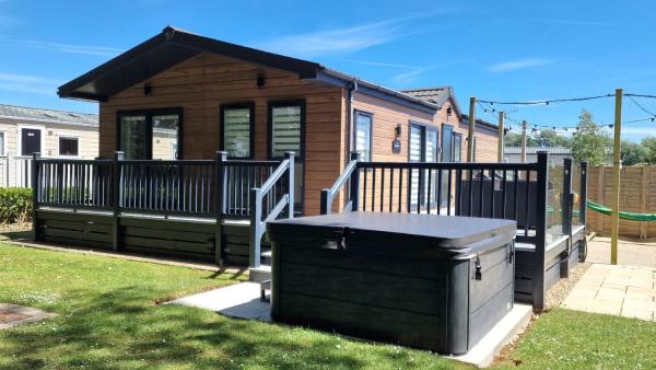 Lodge On The Boulevard With Hot Tub - Bognor Regis