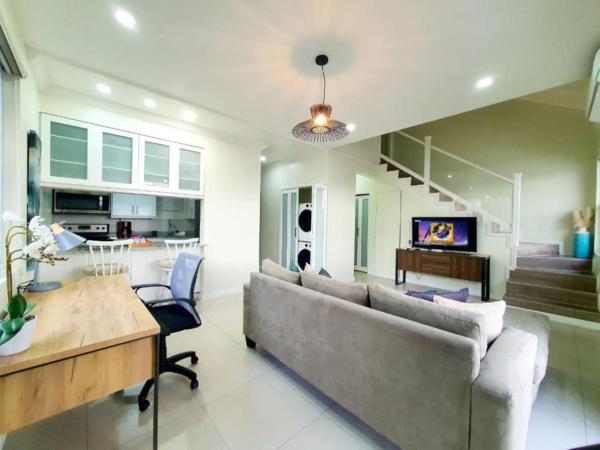 Choose To Be Happy At Ei8ht - Super Studios And 1-br Penthouse Apartment - Kingston