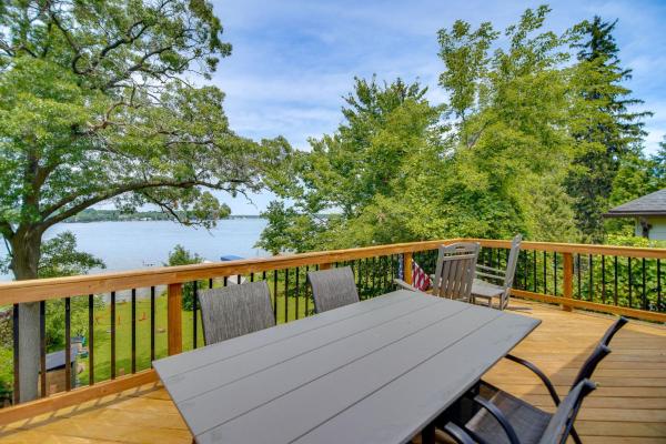 Waterfront Fox Lake Vacation Rental W/ Fire Pit! - Fox Lake, IL