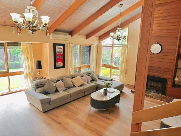 Stylish Retreat Family House 5brm Wheelers Hill - Box Hill