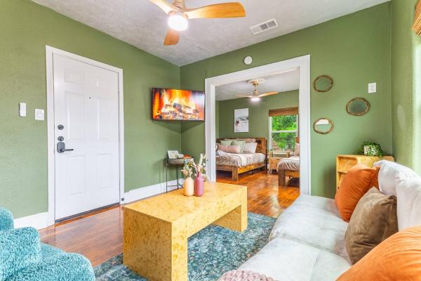 Designer Historic Gem King Bed Sleeps 4 - Dallas, TX