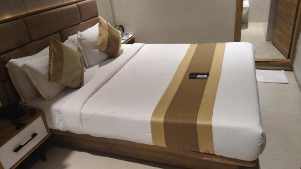 Hotel Royal Stay Inn Near Kokilaben Hospital - Mumbai