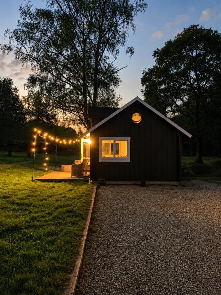 Scandi Style Cabin In Large Garden Beautiful Views - Woking