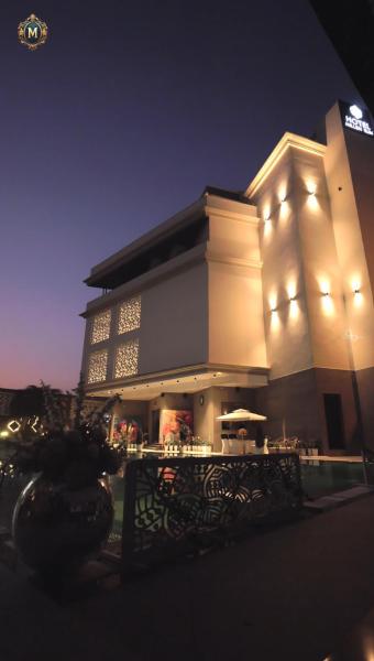 写真にはHisār市にあるHotel Millenniumが写っています。