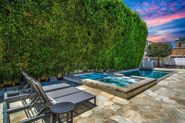 Coastal Paradise . Steps To The Beach . Pool . Hot Tub - Huntington Beach, CA