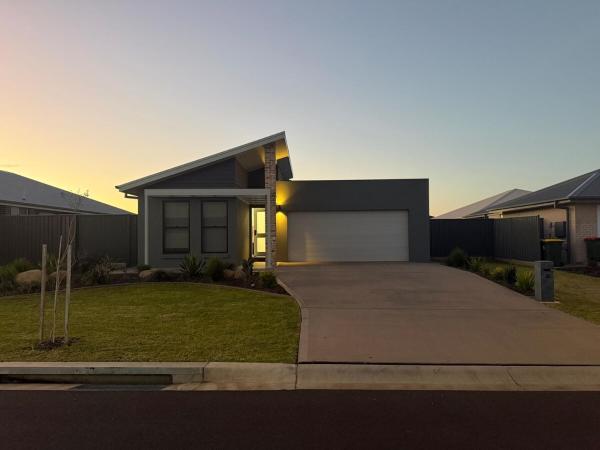 Take Time To Relax And Find Peace In South Lakes - Dubbo