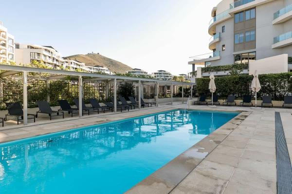 Refined And Luxurious V&a Waterfront Flat - Camps Bay