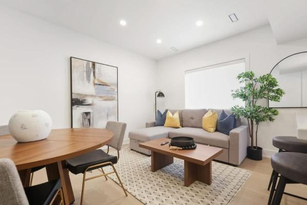Elegant 2br Retreat Sleek Design & Comfort - Toronto