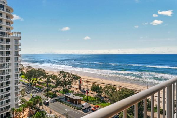 Waterfront Beach Shack - Ocean Views Spa & Pool - Surfers Paradise