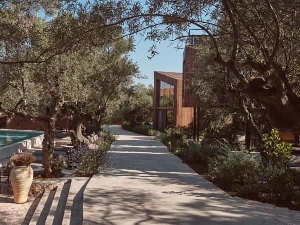 En la foto se muestra el objeto Prosilio olive tree houses ubicado en la ciudad de Tsilivi.