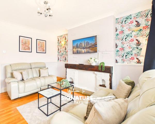 Stylish Middlesbrough Stay Sleeps 6 With Parking - By Signature Stays - Redcar
