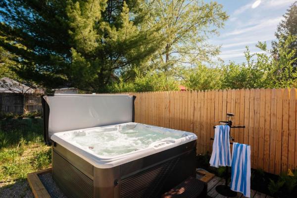Northern Sky Cottages 8br 4ba 2 Hot Tubs Game Shed Private Yard - Traverse City, MI