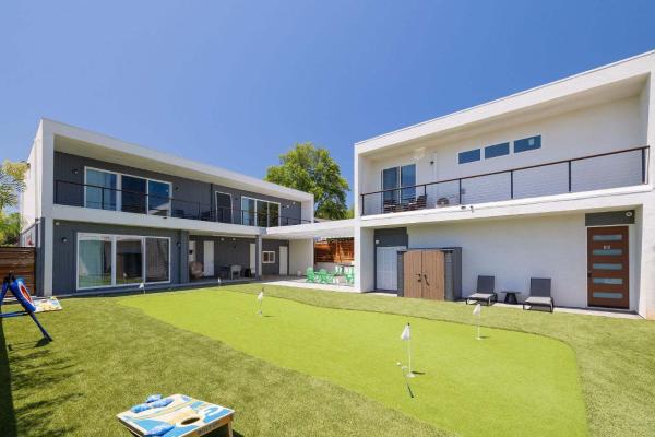 The Almond Estate Villa Modern Group Of 24 Retreat - Fallbrook, CA