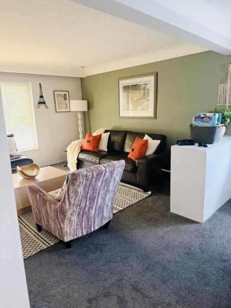 Stylish 2br Oak Park Home Near Royal Oak For Work & Leisure - Royal Oak, MI