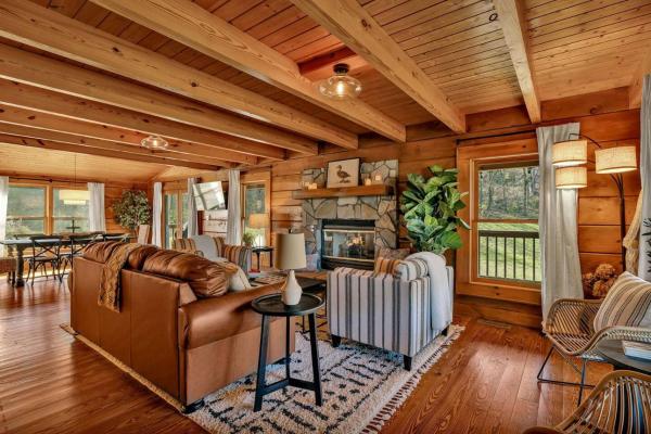 På billedet ses objektet Creeks Cabin Luxury Retreat 15 min to Downtown Nashville beliggende i byen Joelton.